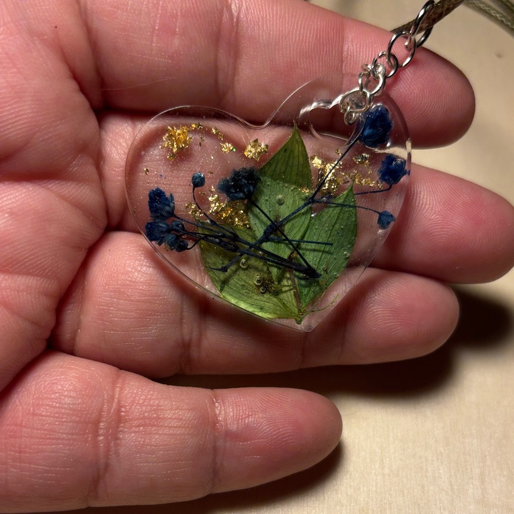 Heart-Shaped Floral Resin Necklace - Picture 4 of 5